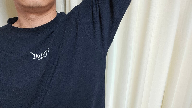 BAKUNEのLサイズを着て腕を上げた様子